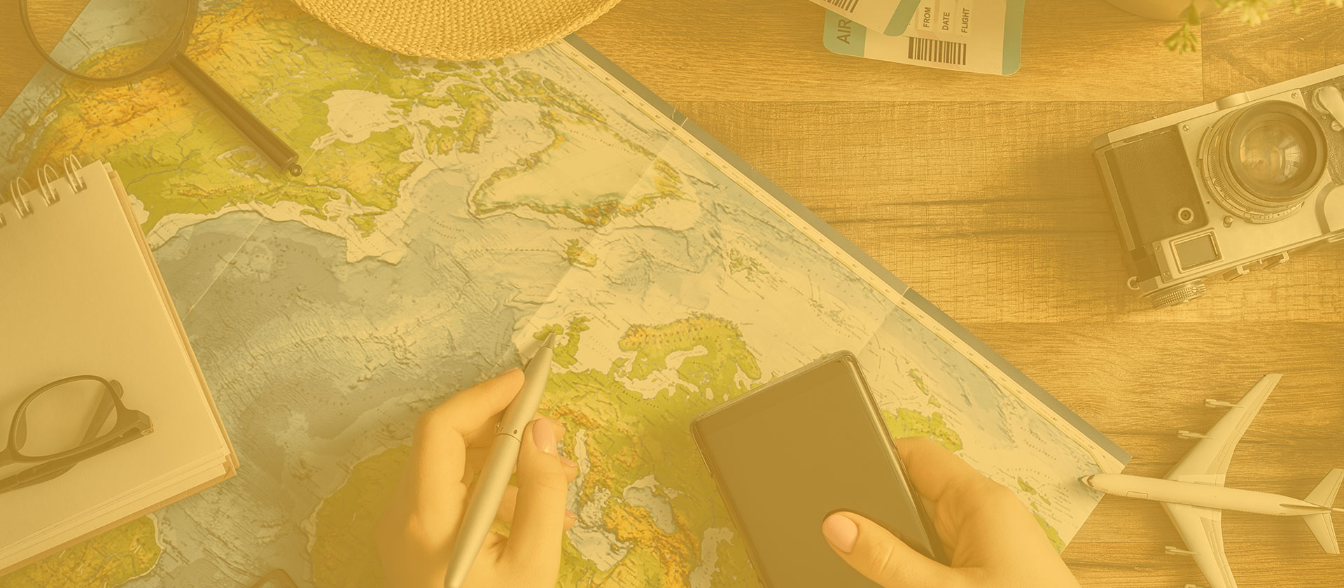Viajantes conhecendo novos lugares